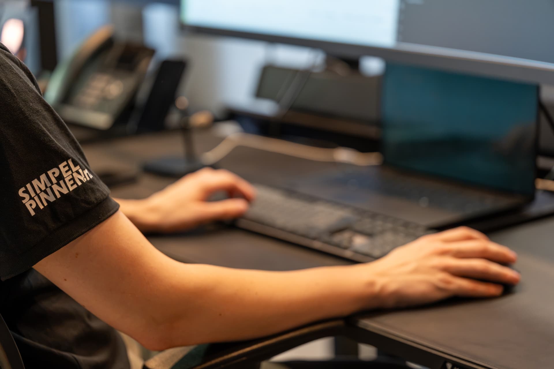 Sales agent met headset in een callcenter